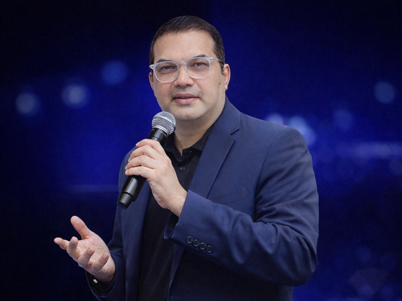 Dr. Rajesh Pai speaking on stage